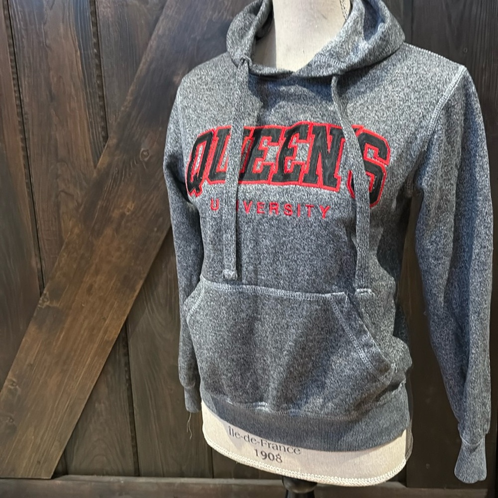 Queen’s University heathered grey kangaroo pouch hoodie sweater size xs